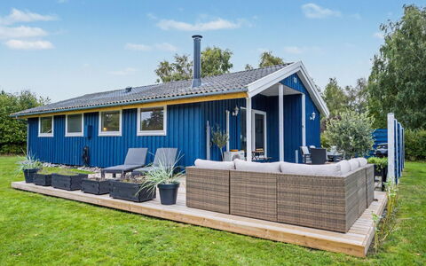 Trineke - 400M from the Sea: Hout, Meubilair, Appartement, Kamer, Plafond, Beits, Stoel, Hardwood, Vernis, Timmerhout