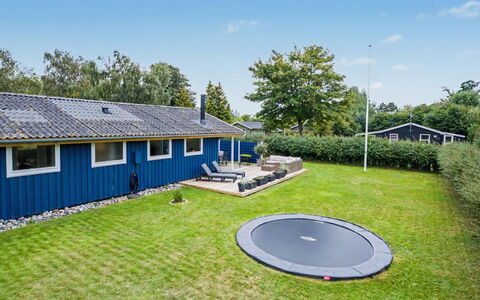 Trineke - 400M from the Sea: Hout, Meubilair, Appartement, Kamer, Plafond, Beits, Stoel, Hardwood, Vernis, Timmerhout