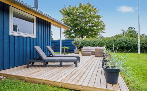 Trineke - 400M from the Sea: Hout, Meubilair, Appartement, Kamer, Plafond, Beits, Stoel, Hardwood, Vernis, Timmerhout