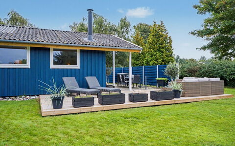 Trineke - 400M from the Sea: Hout, Meubilair, Appartement, Kamer, Plafond, Beits, Stoel, Hardwood, Vernis, Timmerhout