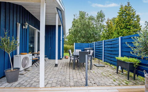 Trineke - 400M from the Sea: Hout, Meubilair, Appartement, Kamer, Plafond, Beits, Stoel, Hardwood, Vernis, Timmerhout