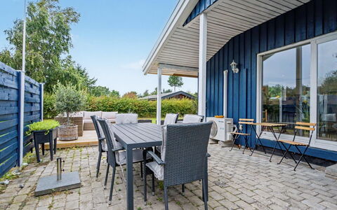 Trineke - 400M from the Sea: Hout, Meubilair, Appartement, Kamer, Plafond, Beits, Stoel, Hardwood, Vernis, Timmerhout