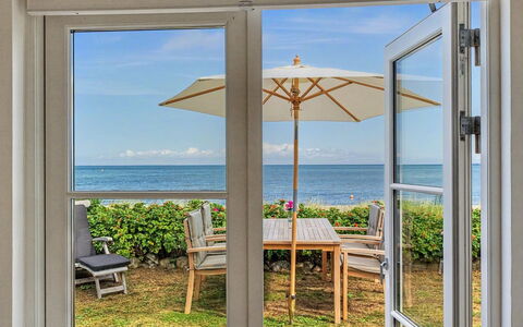 Joachim - 10M from the Sea: Hout, Meubilair, Appartement, Kamer, Plafond, Beits, Stoel, Hardwood, Vernis, Timmerhout
