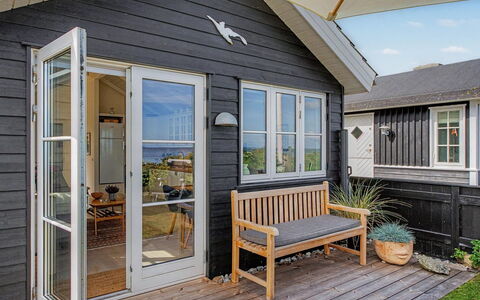 Joachim - 10M from the Sea: Hout, Meubilair, Appartement, Kamer, Plafond, Beits, Stoel, Hardwood, Vernis, Timmerhout