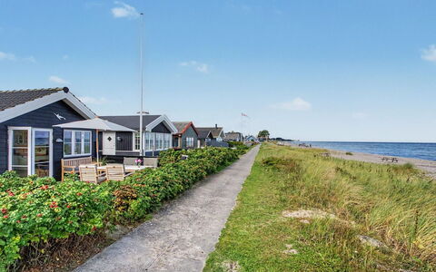 Joachim - 10M from the Sea: Hout, Meubilair, Appartement, Kamer, Plafond, Beits, Stoel, Hardwood, Vernis, Timmerhout