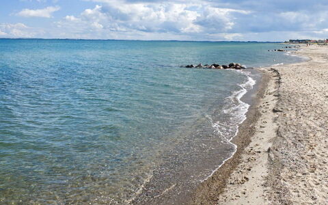 Joachim - 10M from the Sea: Hout, Meubilair, Appartement, Kamer, Plafond, Beits, Stoel, Hardwood, Vernis, Timmerhout