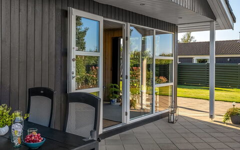 Fabian - 300M from the Sea: Hout, Meubilair, Appartement, Kamer, Plafond, Beits, Stoel, Hardwood, Vernis, Timmerhout