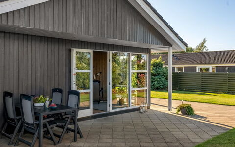 Fabian - 300M from the Sea: Hout, Meubilair, Appartement, Kamer, Plafond, Beits, Stoel, Hardwood, Vernis, Timmerhout