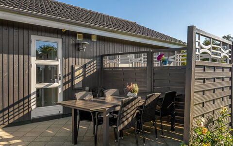 Fabian - 300M from the Sea: Hout, Meubilair, Appartement, Kamer, Plafond, Beits, Stoel, Hardwood, Vernis, Timmerhout