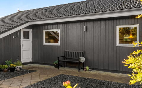 Fabian - 300M from the Sea: Hout, Meubilair, Appartement, Kamer, Plafond, Beits, Stoel, Hardwood, Vernis, Timmerhout