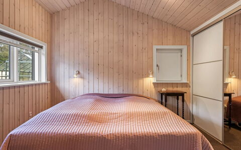Fritzy - 1.5Km from the Sea: Hout, Plafond, Slaapkamer, Interieur Ontwerp, Verdieping, Bed, Flooring, Kamer, Laken, Bed Frame