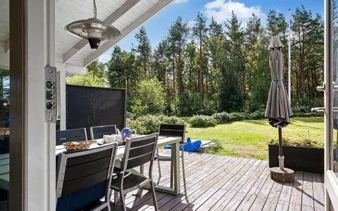 Fritzy - 1.5Km from the Sea: Hout, Meubilair, Stoel, Huis, Buitenmeubels, Deur, Veranda, Dek, Schaduw, Verblijf