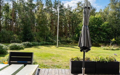 Fritzy - 1.5Km from the Sea: Buitenmeubels, Tuin, Schaduw, Gazon, Landscaping, Backyard, Werf, Buitentafel, Paraplu, Hardwood