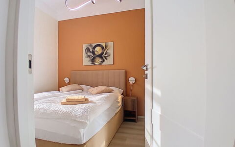 Buky Escape: Meubilair, Bed, Interieur Ontwerp, Slaapkamer, Muur, Verdieping, Hout, Flooring, Laken, Bedding