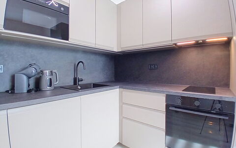 Buky Escape: Keuken, Countertop, Cabinetry, Toestel Van De Keuken, Hout, Interieur Ontwerp, Flooring, Major Appliance, Loodgieterswerkinrichting, Huishoudapparatuur