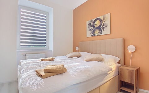 Buky Escape: Bed, Interieur Ontwerp, Muur, Slaapkamer, Meubilair, Hout, Verdieping, Laken, Plafond, Bedding
