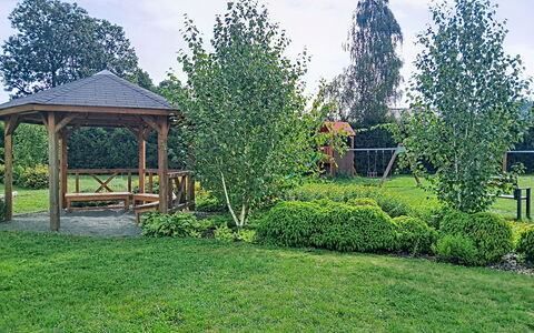 Buky Escape: Boom, Tuin, Struik, Gazon, Groundcover, De Lente, Woody Plant, Schaduw