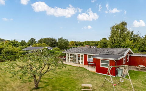 Laurine - 500M from the Sea: Meubilair, Interieur Ontwerp, Flooring, Verdieping, Plafond, Kamer, Stoel, Tafel, Appartement, Keuken En Eettafel