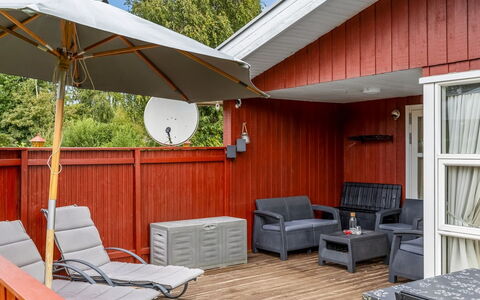 Laurine - 500M from the Sea: Meubilair, Interieur Ontwerp, Flooring, Verdieping, Plafond, Kamer, Stoel, Tafel, Appartement, Keuken En Eettafel