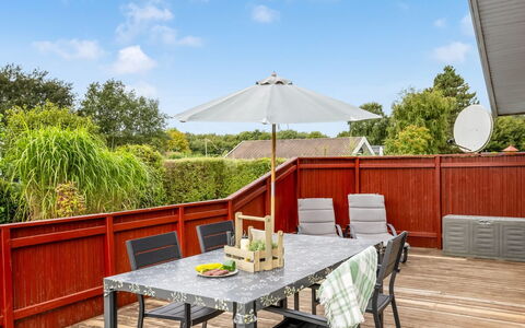 Laurine - 500M from the Sea: Meubilair, Interieur Ontwerp, Flooring, Verdieping, Plafond, Kamer, Stoel, Tafel, Appartement, Keuken En Eettafel