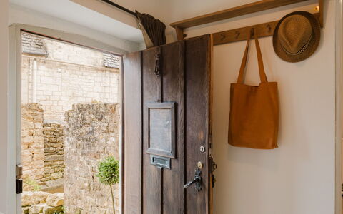 Little Hale Cottage: Meubilair, Interieur Ontwerp, Flooring, Verdieping, Plafond, Kamer, Stoel, Tafel, Appartement, Keuken En Eettafel