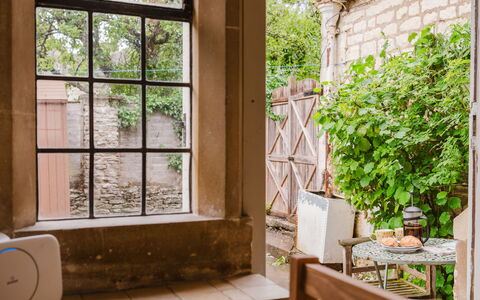 Little Hale Cottage: Meubilair, Interieur Ontwerp, Flooring, Verdieping, Plafond, Kamer, Stoel, Tafel, Appartement, Keuken En Eettafel