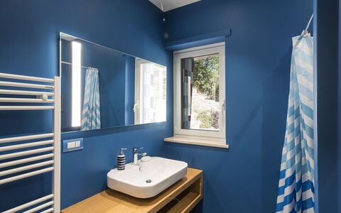 Capri: Blauw, Muur, Loodgieterswerkinrichting, Badkamer, Interieur Ontwerp, Wastafel In De Badkamer, Flooring, Verdieping, Wastafel, Kraan