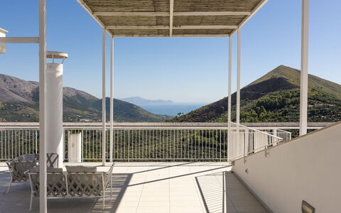 Capri: Veranda, Schaduw, Stoel, Outdoor Structuur, Balkon, Eco Hotel, Buitenmeubels, Dek, Pergola, Daylighting