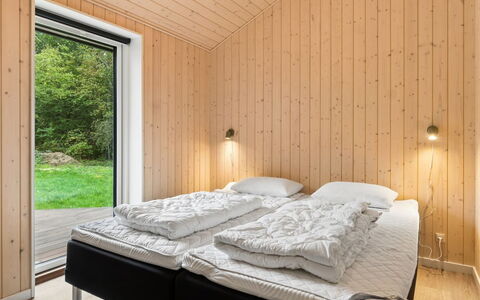 Zelma - 1.5Km from the Sea: Hout, Slaapkamer, Plafond, Bed, Hardwood, Bed Frame, Bedding, Beits, Laken, Plank