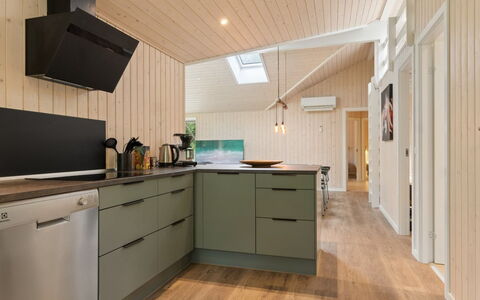 Zelma - 1.5Km from the Sea: Flooring, Countertop, Interieur Ontwerp, Keuken, Meubilair, Hout, Cabinetry, Verdieping, Plafond, Houten Vloer