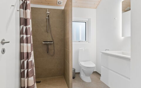 Zelma - 1.5Km from the Sea: Flooring, Verdieping, Muur, Hout, Loodgieterswerkinrichting, Interieur Ontwerp, Badkamer, Plafond, Toilet, Kamer