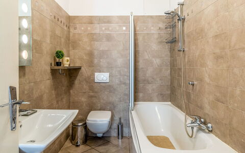 Barella: Badkamer, Interieur Ontwerp, Flooring, Loodgieterswerkinrichting, Verdieping, Muur, Bad, Wastafel, Toilet, Kraan