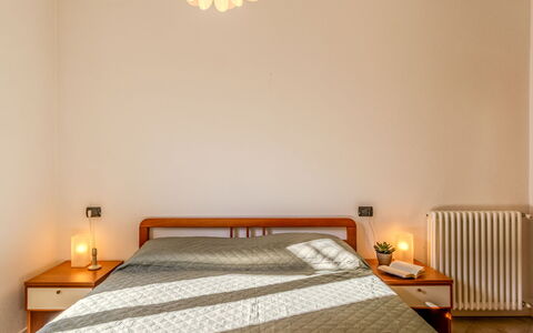 Barella: Bed, Interieur Ontwerp, Slaapkamer, Meubilair, Muur, Laken, Bedding, Flooring, Hout, Verdieping