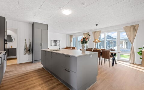 Fita - 450M from the Sea: Flooring, Hout, Verdieping, Houten Vloer, Interieur Ontwerp, Plafond, Meubilair, Keuken, Countertop, Laminaatvloer