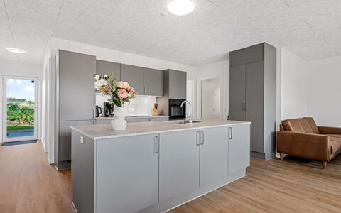 Fita - 450M from the Sea: Flooring, Keuken, Interieur Ontwerp, Hout, Countertop, Verdieping, Plafond, Cabinetry, Meubilair, Toestel Van De Keuken