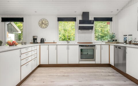 Nanook - from the Sea: Flooring, Keuken, Hout, Countertop, Interieur Ontwerp, Cabinetry, Verdieping, Major Appliance, Toestel Van De Keuken, Houten Vloer