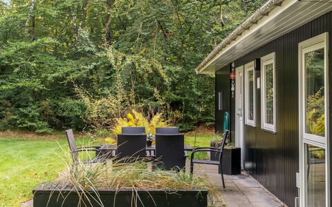 Nanook - from the Sea: Struik, Tuin, Huis, Verblijf, Groundcover, Backyard, Schaduw, Gazon, Werf, Garden Gebouwen