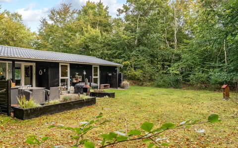 Nanook - from the Sea: Huis, Huis, Verblijf, Struik, Dak, Landelijk Gebied, Tuin, Groundcover, Backyard, Gazon