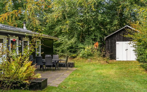 Nanook - from the Sea: Struik, Huis, Verblijf, Tuin, Huis, Land Lot, Groundcover, Gazon, Garden Gebouwen, Schaduw