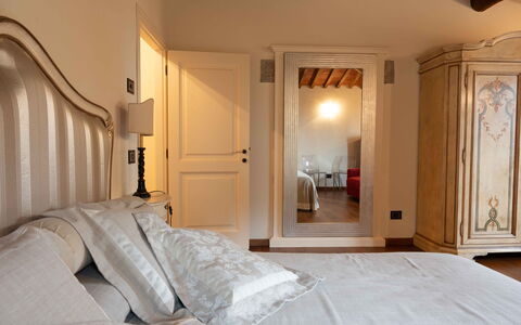 Tenuta di Mezzo: Bed, Meubilair, Slaapkamer, Interieur Ontwerp, Muur, Hout, Laken, Bedding, Kamer, Flooring