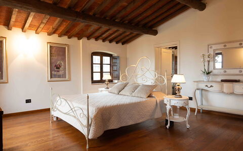 Tenuta di Mezzo: Meubilair, Bed, Interieur Ontwerp, Slaapkamer, Flooring, Hout, Plafond, Verdieping, Bedding, Kamer