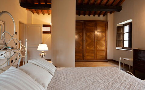 Tenuta di Mezzo: Meubilair, Interieur Ontwerp, Bed, Slaapkamer, Flooring, Hout, Verdieping, Plafond, Bedding, Laken
