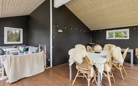 Ølvir - 525M from the Sea: Hout, Plafond, Flooring, Interieur Ontwerp, Houten Vloer, Verdieping, Meubilair, Huis, Veranda, Stoel
