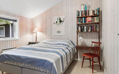 Ølvir - 525M from the Sea: Bed, Meubilair, Slaapkamer, Interieur Ontwerp, Laken, Bedding, Hout, Flooring, Verdieping, Plafond