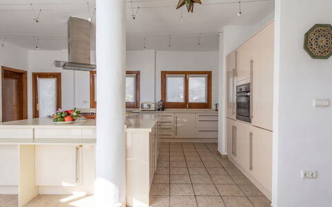 Laura: Flooring, Verdieping, Interieur Ontwerp, Plafond, Hout, Keuken, Meubilair, Lichte Inrichting, Countertop, Verlichting