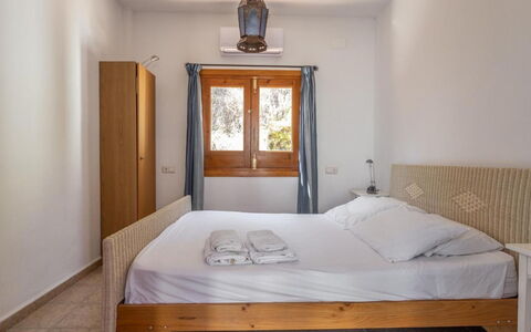 Laura: Bed, Slaapkamer, Meubilair, Interieur Ontwerp, Hout, Bedding, Laken, Verdieping, Plafond, Flooring