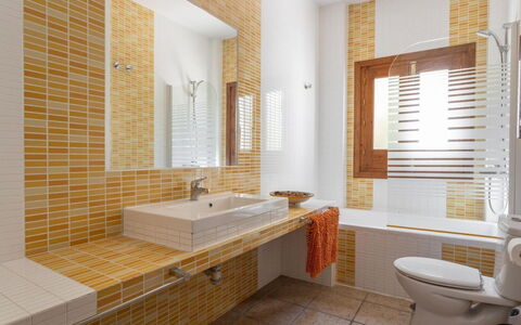 Laura: Wastafel In De Badkamer, Badkamer, Interieur Ontwerp, Loodgieterswerkinrichting, Muur, Wastafel, Flooring, Verdieping, Kraan, Spiegel