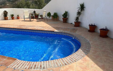 Laura: Zwembad, Samengesteld Materiaal, Flagstone, Waterpartij, Tegel, Toevlucht, Hacienda, Buitenmeubels, Villa