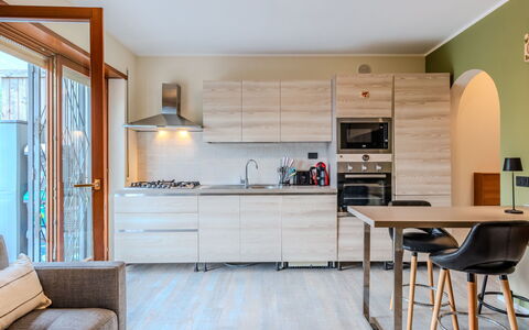 La Rosa: Meubilair, Interieur Ontwerp, Flooring, Keuken, Countertop, Verdieping, Toestel Van De Keuken, Hout, Cabinetry, Stoel