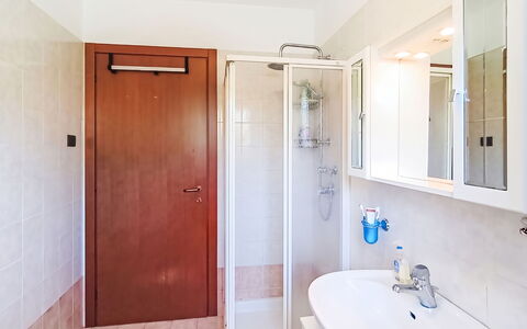 La Rosa: Badkamer, Loodgieterswerkinrichting, Flooring, Verdieping, Interieur Ontwerp, Wastafel In De Badkamer, Wastafel, Kraan, Loodgieter, Kamer